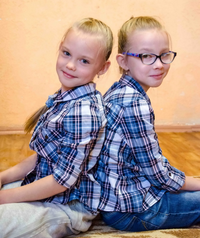 Лиза и Настя Кочневы