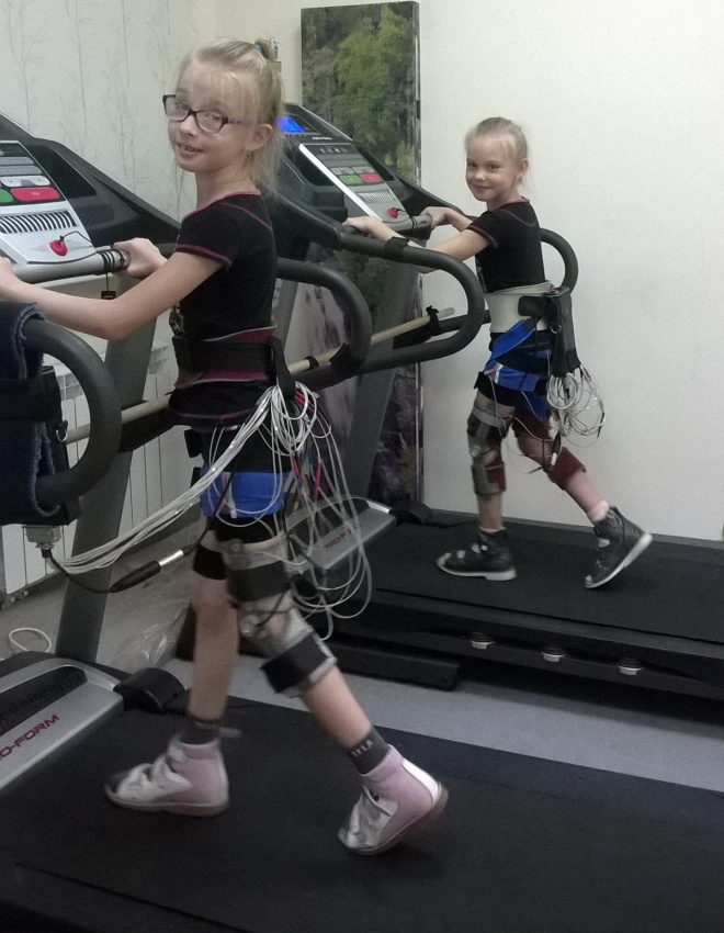 Лиза и Настя Кочневы