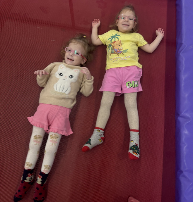 Аня и Вика Максименко